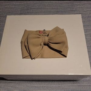 Newborn headbow by little lopers.